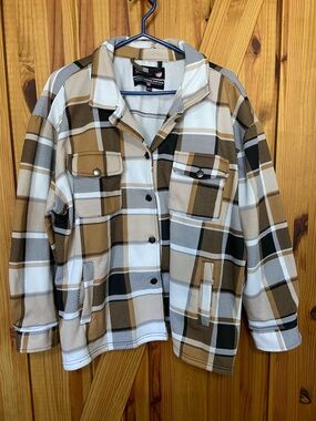 🦋3 for $20 Plaid Shacket Jacket in White and Camel with tiny flaw size XL